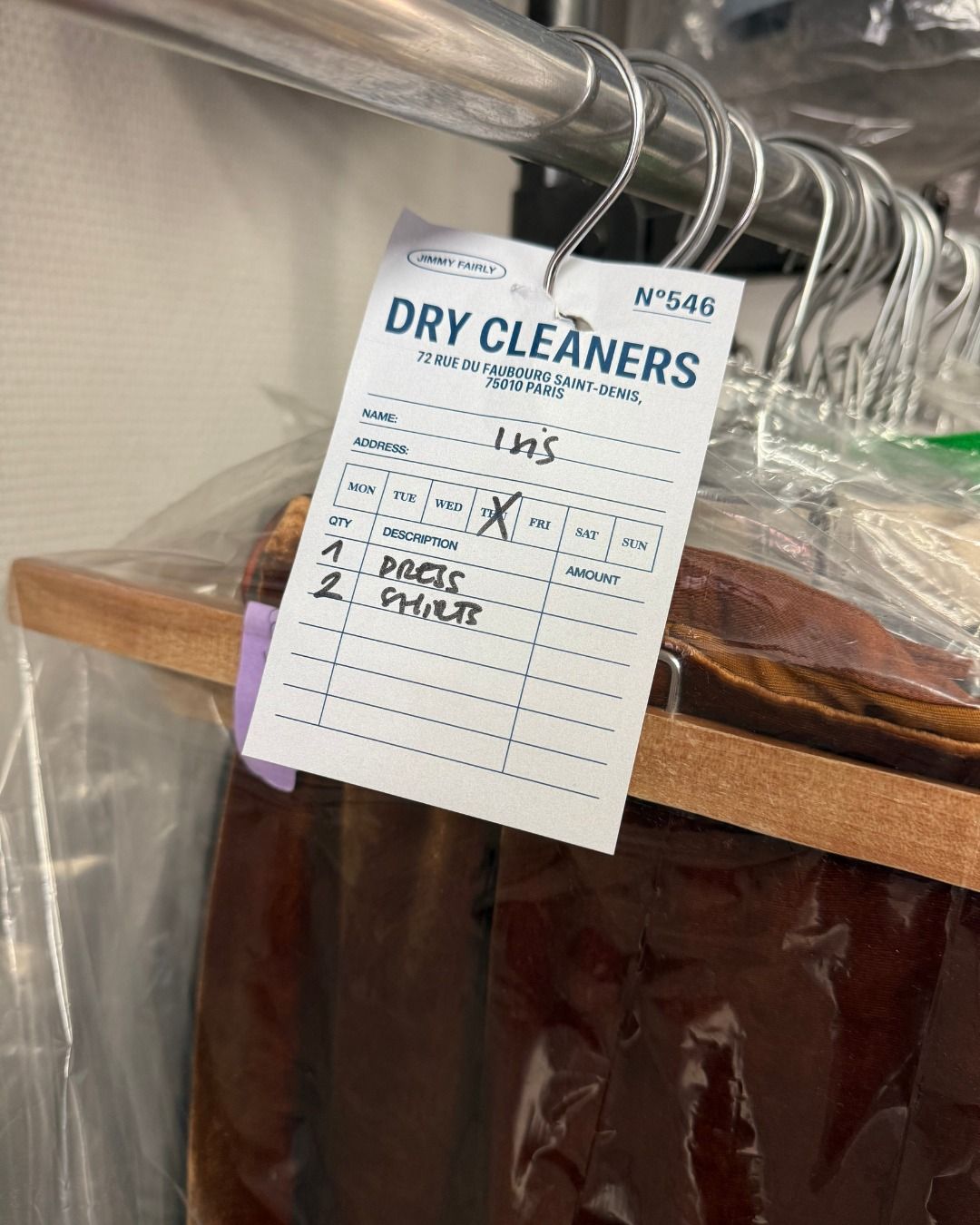 Roupas em cabides na lavanderia com etiqueta de dry cleaners — etapa 3
